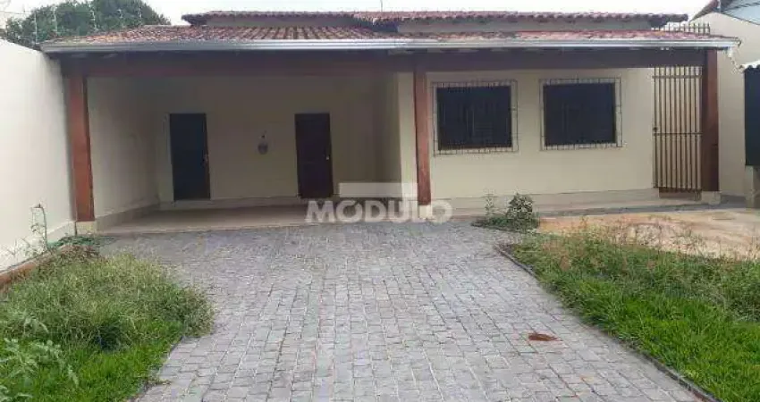 Casa com 3 quartos para alugar na Rua dos Cravos, --, Cidade Jardim, Uberlândia