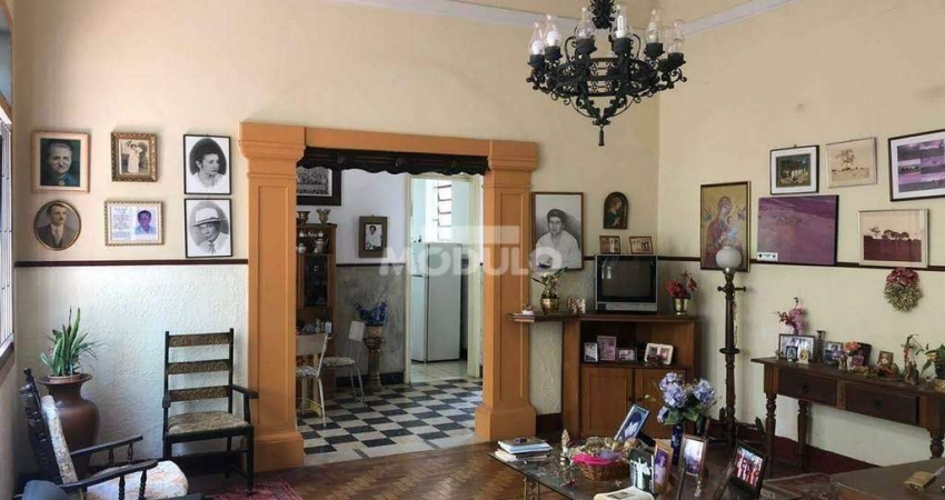 CASA COMERCIAL / RESIDENCIAL à venda, 4 quartos, 1 suíte, 2 vagas, FUNDINHO - Uberlândia/MG