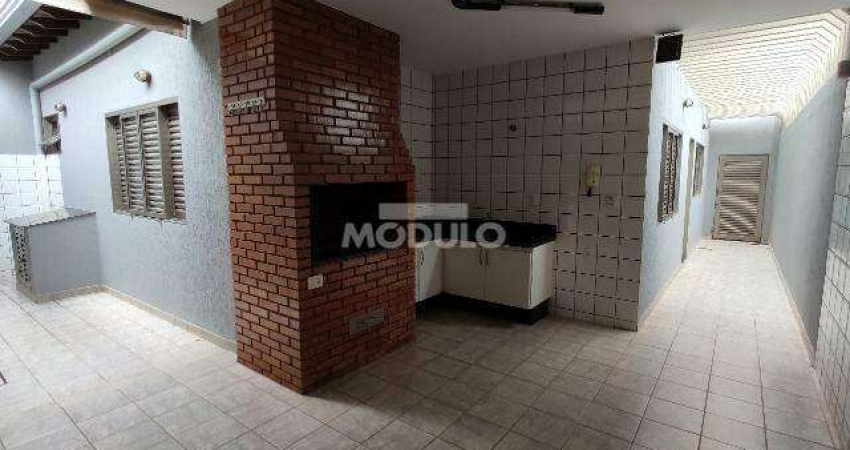 Casa residencial para locação no bairro Brasil com 3 quartos