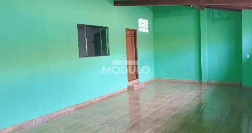 Casa com 3 quartos para alugar na Rua Ivan Alves Carvalho, --, Santa Rosa, Uberlândia
