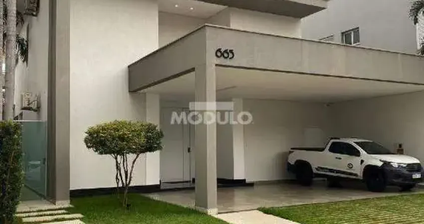 Casa de alto padrão em condomínio fechado – pronta para morar!
