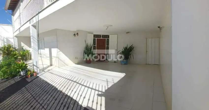 Casa espaçosa com área gourmet e localização privilegiada no Bairro Martins Próximo a MIRAMONTES