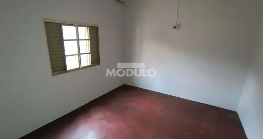 Casa com 2 quartos para alugar na Rua Tamoios, --, Saraiva, Uberlândia