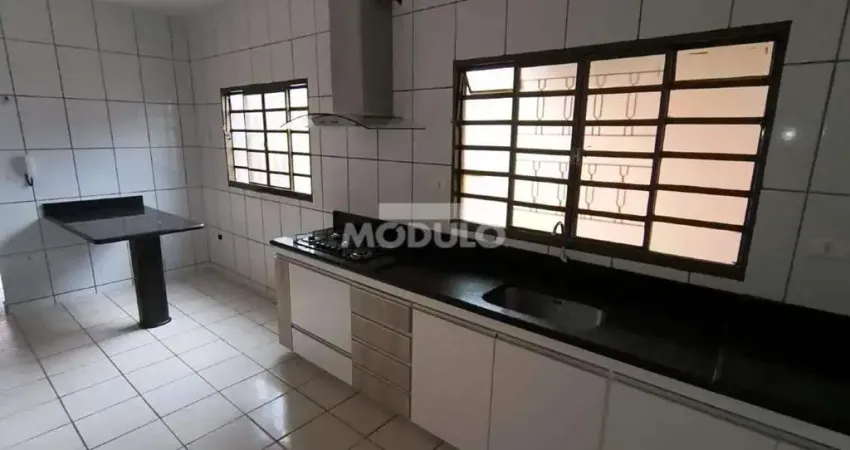 Casa com 3 quartos para alugar na Rua Antônio Azenha Mathias, --, Nova Uberlândia, Uberlândia