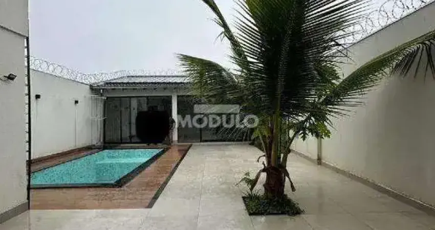 Casa com 3 quartos para alugar na Rua Rio de Janeiro, --, Brasil, Uberlândia