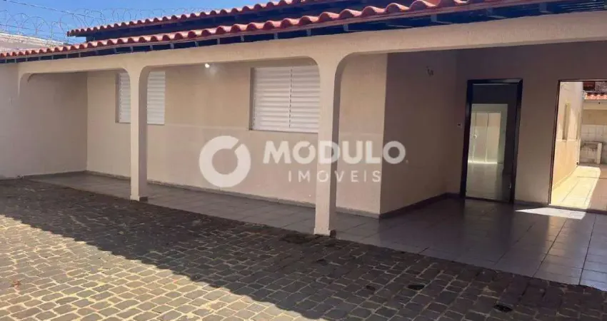 Casa com 3 quartos para alugar na Rua das Petúnias, --, Cidade Jardim, Uberlândia