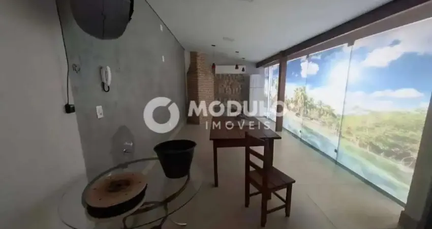 Casa com 3 quartos para alugar na Rua das Primaveras, --, Cidade Jardim, Uberlândia