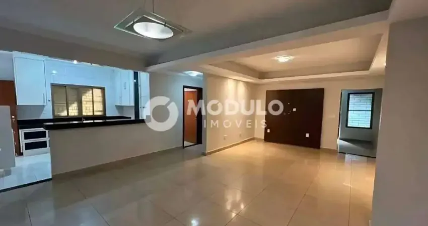 Casa com 3 quartos para alugar na Avenida Estrêla do Sul, --, Osvaldo Rezende, Uberlândia