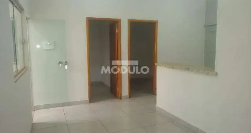 Casa com 3 quartos para alugar na Rua Melo Viana, --, Martins, Uberlândia