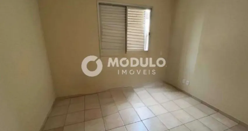 Apartamento com 3 quartos para alugar na Rua Iguaçu, --, Umuarama, Uberlândia