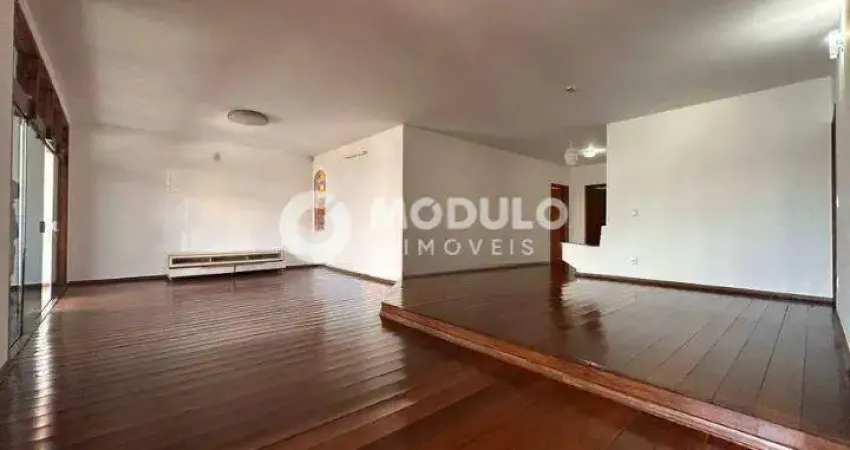 Casa comercial disponível para locação no bairro tabajaras.
