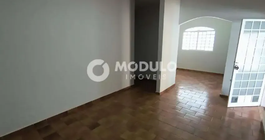 Casa residencial disponivel para locação no bairro segismundo pereira.