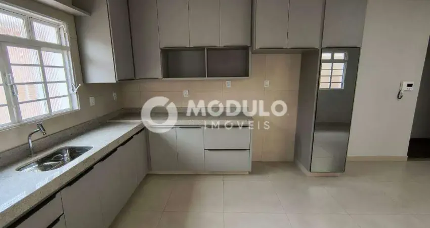 Casa com 3 quartos para alugar na Avenida Mato Grosso, --, Umuarama, Uberlândia