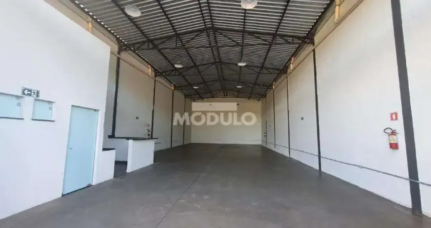 Barracão comercial disponível para locação no bairro pequis.