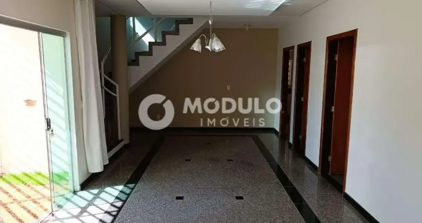 Casa com 6 quartos para alugar na Rua Maria José Durães, --, Alto Umuarama, Uberlândia