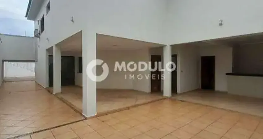 Casa residencial disponível para locação no bairro jardim karaiba.