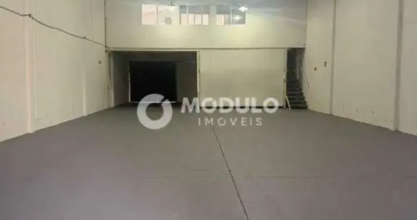 Galpão comercial disponível para locação no bairro daniel fonseca.
