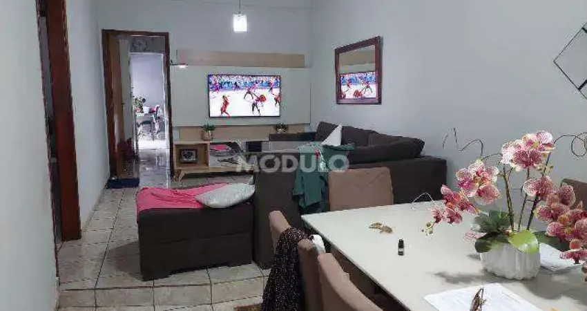 Casa com 3 quartos para alugar na Rua do Estudante, --, Planalto, Uberlândia