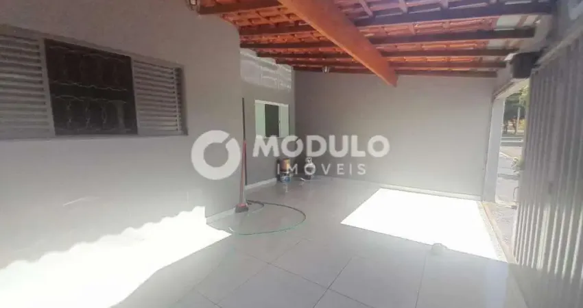 Casa com 3 quartos para alugar na Rua do Estudante, --, Planalto, Uberlândia