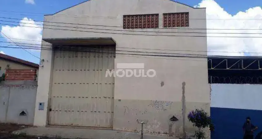 Galpão comercial disponível para locação no bairro custodio pereira.