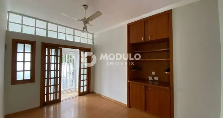 Casa residencial disponível para locação no bairro vigilato pereira.
