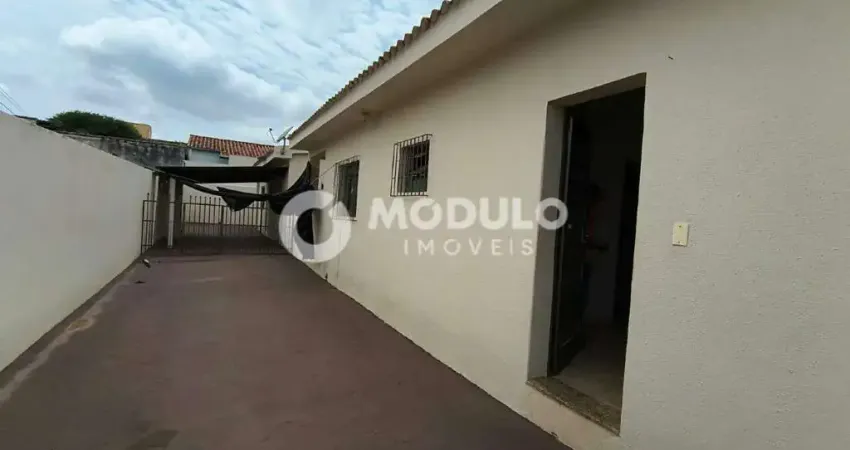 Casa com 3 quartos para alugar na Rua Antônio Salviano de Rezende, --, Santa Mônica, Uberlândia