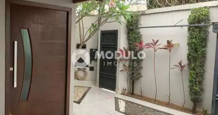 Linda casa no bairro cidade jardim 3 quartos, 1 suíte com closet, 4 vagas, cidade jardim - uberlândia/mg