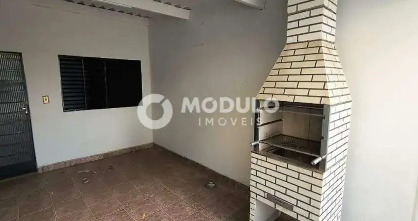 Casa com 3 quartos para alugar na Rua José Alves Garcia, --, Brasil, Uberlândia