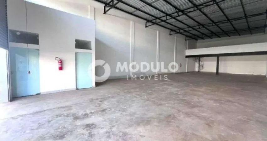 Galpão comercial disponível para locação no bairro custodio pereira.