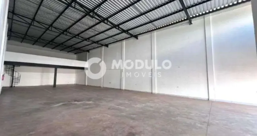 Galpão comercial disponível para locação no bairro custodio pereira.