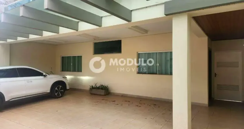 Casa com 3 quartos para alugar na Rua Felisberto Carrijo, --, Fundinho, Uberlândia
