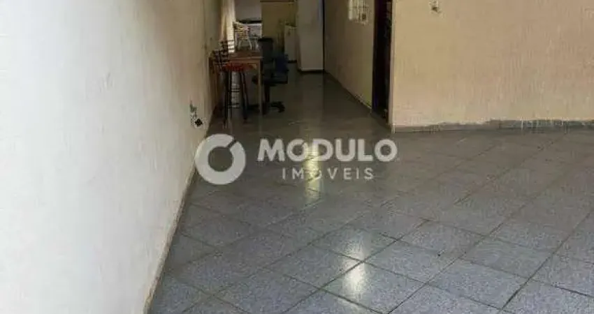 Casa com 3 quartos para alugar na Rua Laura Guerra de Aquino, --, Carajás, Uberlândia