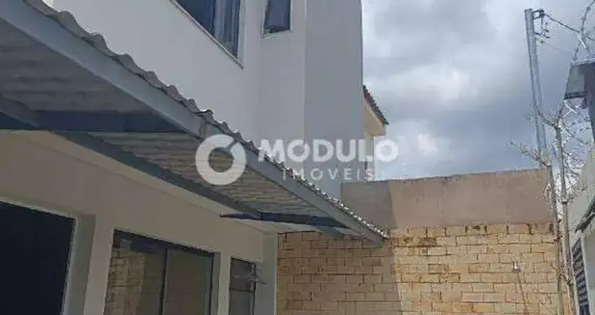 Sobrado à venda, 2 quartos, 1 suíte, 2 vagas, cidade jardim - uberlândia/mg