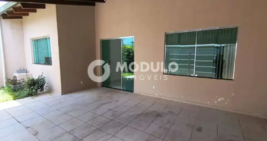 Casa com 3 quartos para alugar na Avenida Vereador Carlito Cordeiro, --, Granada, Uberlândia
