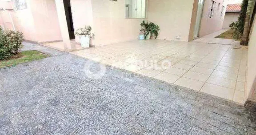 Casa com 3 quartos para alugar na Rua Arlindo Gomes Rodrigues, --, Conjunto Segismundo Pereira, Uberlândia