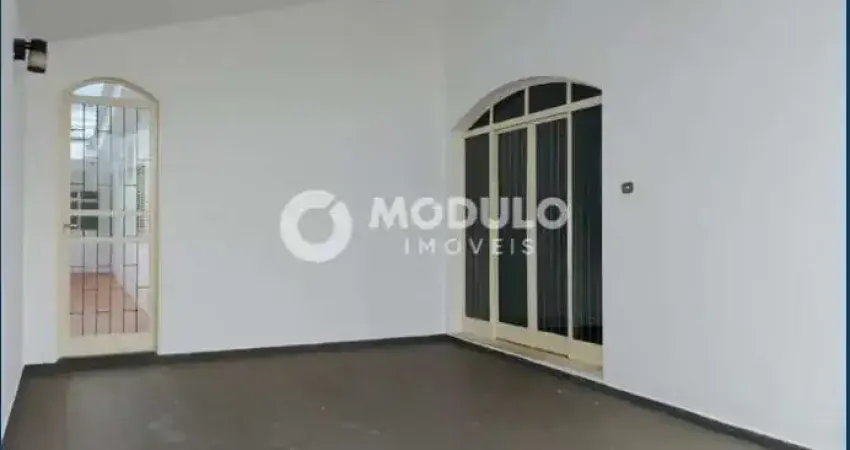 Casa com 3 quartos para alugar na Rua Víctor Melazzo, --, Osvaldo Rezende, Uberlândia
