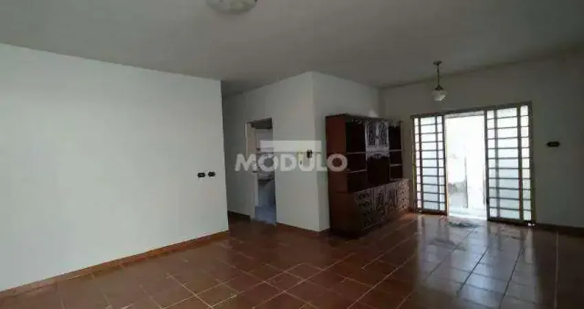 Casa com 3 quartos para alugar na Avenida Raulino Cotta Pacheco, --, Osvaldo Rezende, Uberlândia