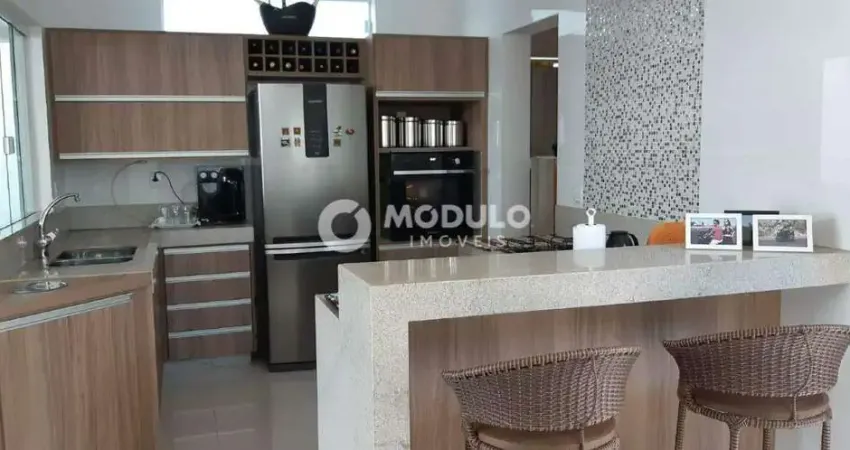 Sobrado à venda, 3 quartos, 1 suíte, 2 vagas, alto umuarama - uberlândia/mg