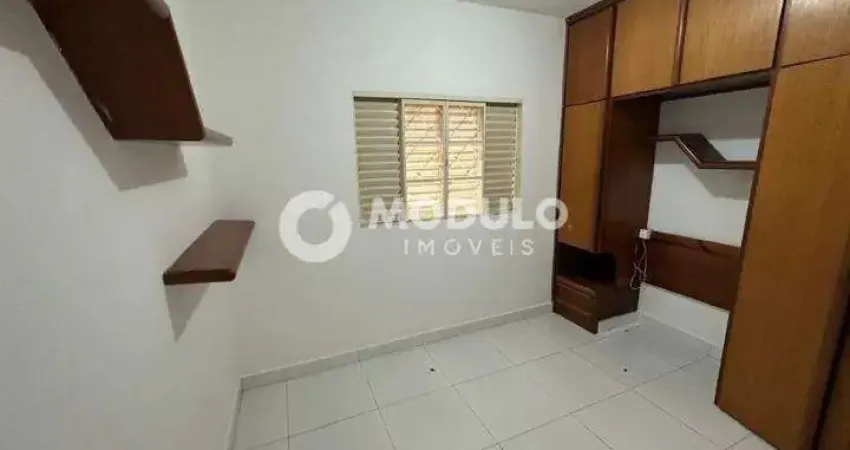 Casa com 4 quartos para alugar na Rua Caetés, --, Saraiva, Uberlândia