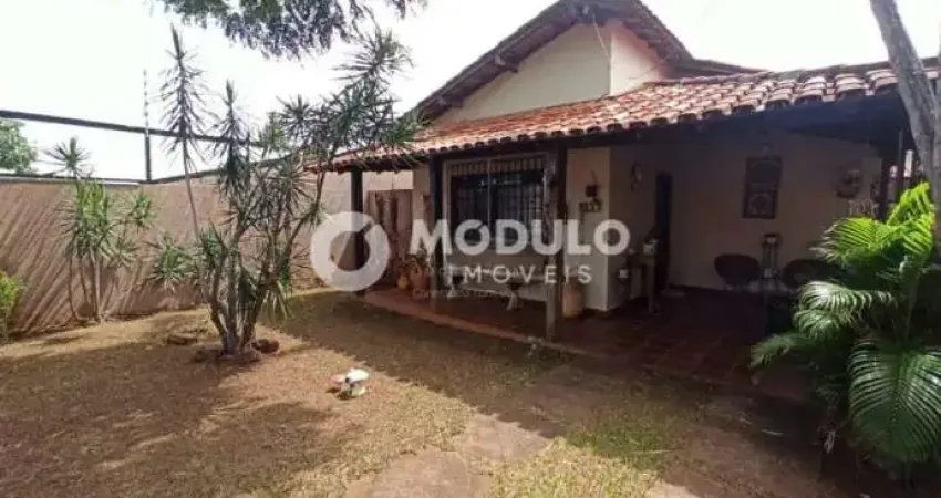Casa com 5 quartos para alugar na Rua Geraldo Janones, --, Vigilato Pereira, Uberlândia