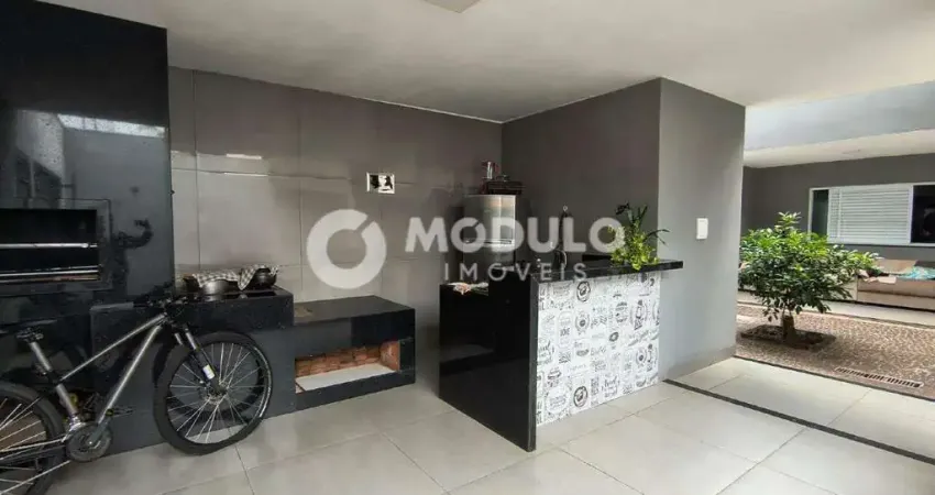 Casa com 3 quartos para alugar na Rua Mairy da Rocha, --, Nova Uberlândia, Uberlândia