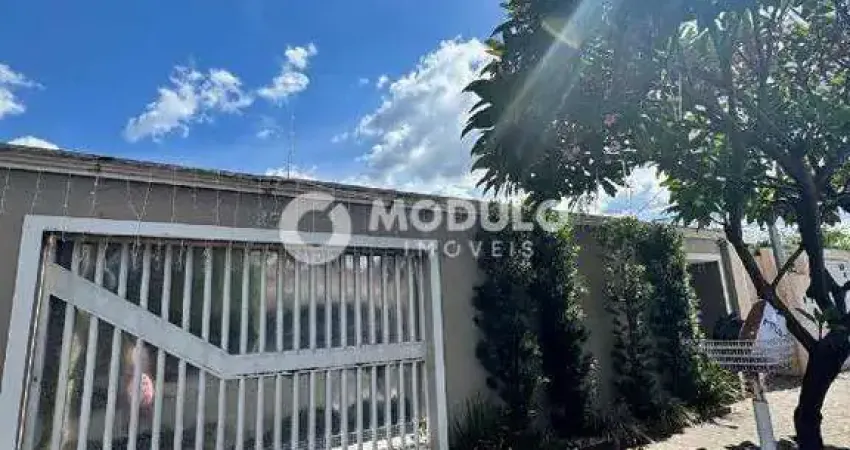 Casa com 3 quartos para alugar na Rua dos Flamboyants, --, Cidade Jardim, Uberlândia