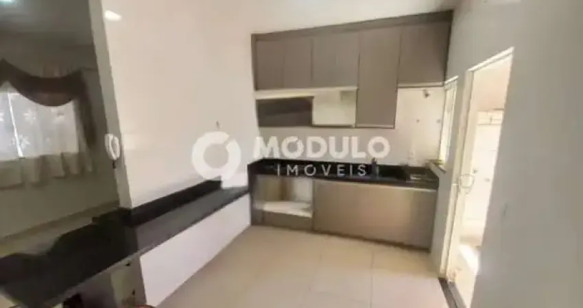 Casa com 2 quartos para alugar na Rua Antônio Azenha Mathias, --, Nova Uberlândia, Uberlândia