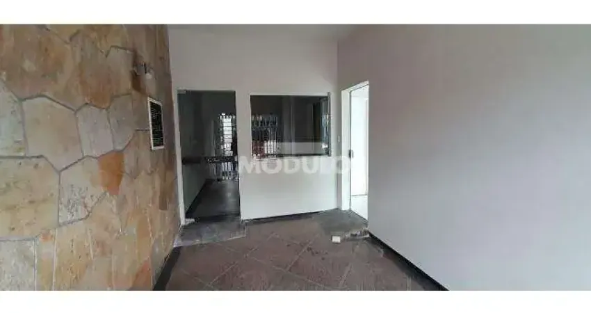 Casa com 3 quartos para alugar na Avenida Cipriano Del Favero, --, Centro, Uberlândia