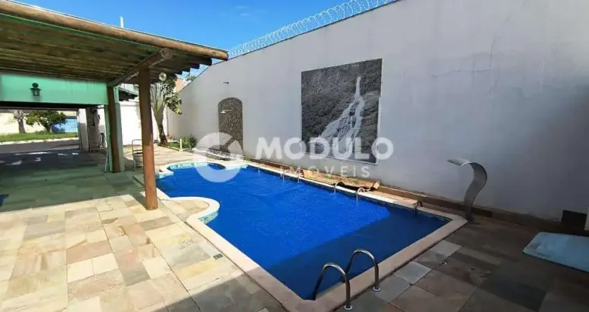 Casa com 4 quartos para alugar na Avenida das Gameleiras, --, Jaraguá, Uberlândia