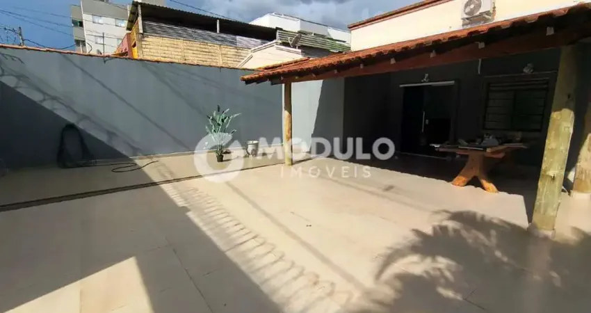 Casa com 3 quartos para alugar na Avenida Vereador Carlito Cordeiro, --, Granada, Uberlândia