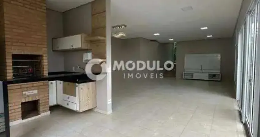 Casa em condomínio disponível para locação no bairro Jardins Barcelona.