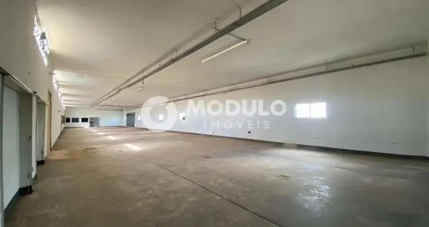 Galpão comercial disponível para locação no bairro Distrito Industrial.