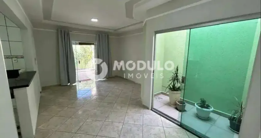 Excelente casa no Jardim Patrícia com varanda gourmet, churrasqueira e 4 vagas