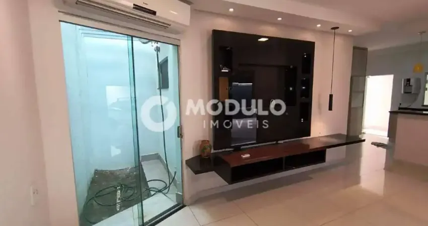 Casa com 2 quartos para alugar na Rua Adalberto Moraes, --, Jardim Brasília, Uberlândia